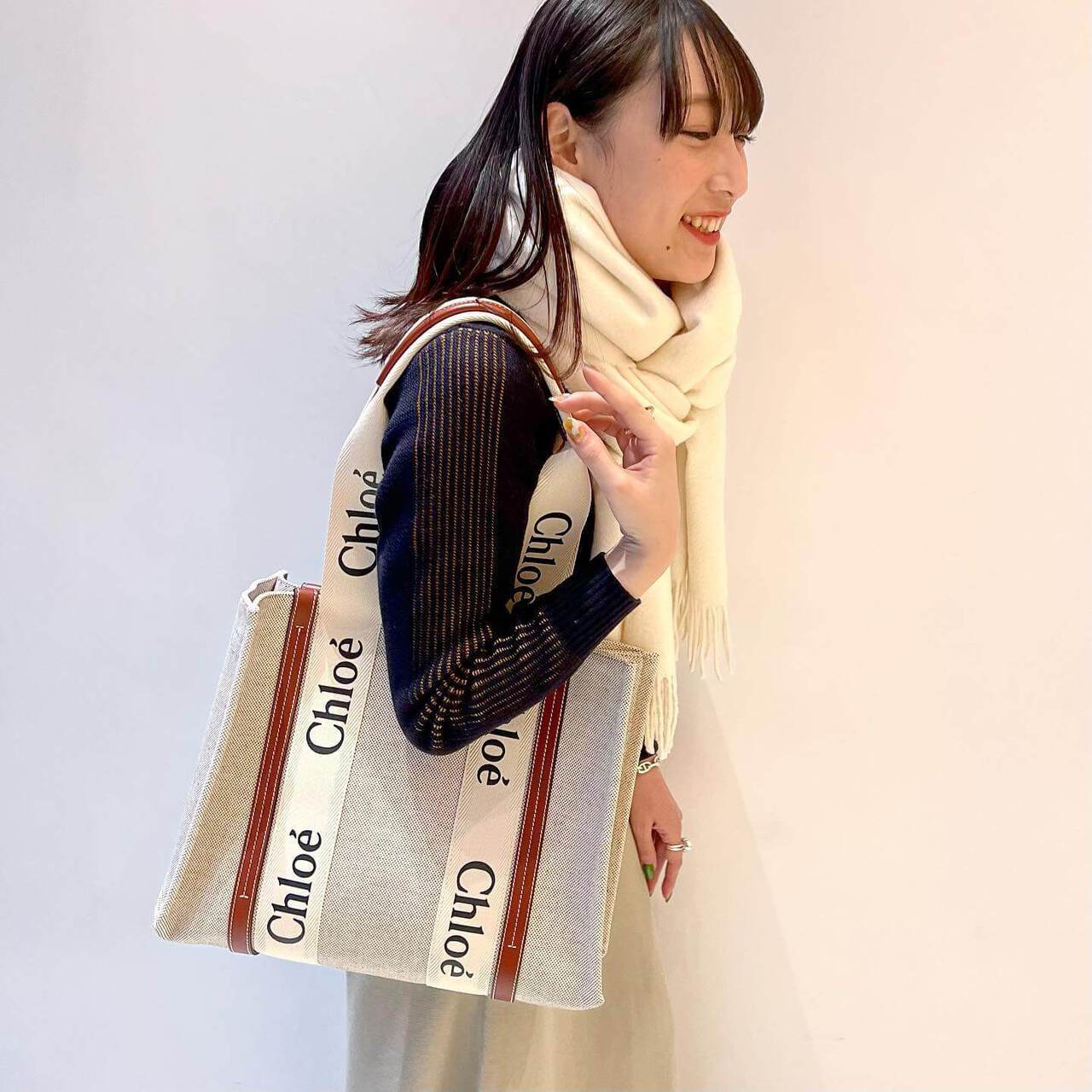 クロエのバッグを持った女性