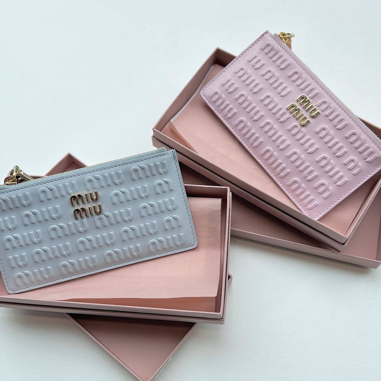 2つのカラーのMIUMIUのコインケース