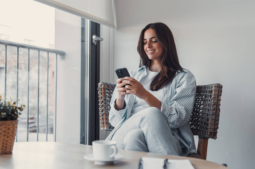 スマホでショッピングをする女性