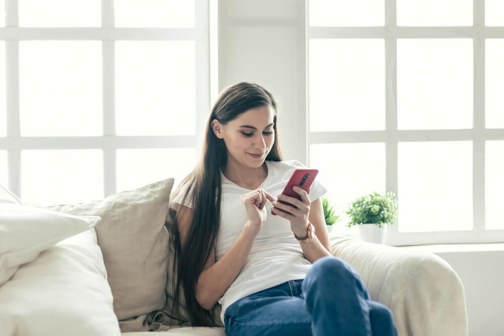 スマホで調べ物をする女性
