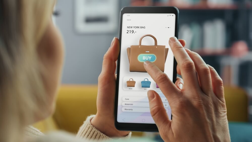 オンラインでバッグを買う女性