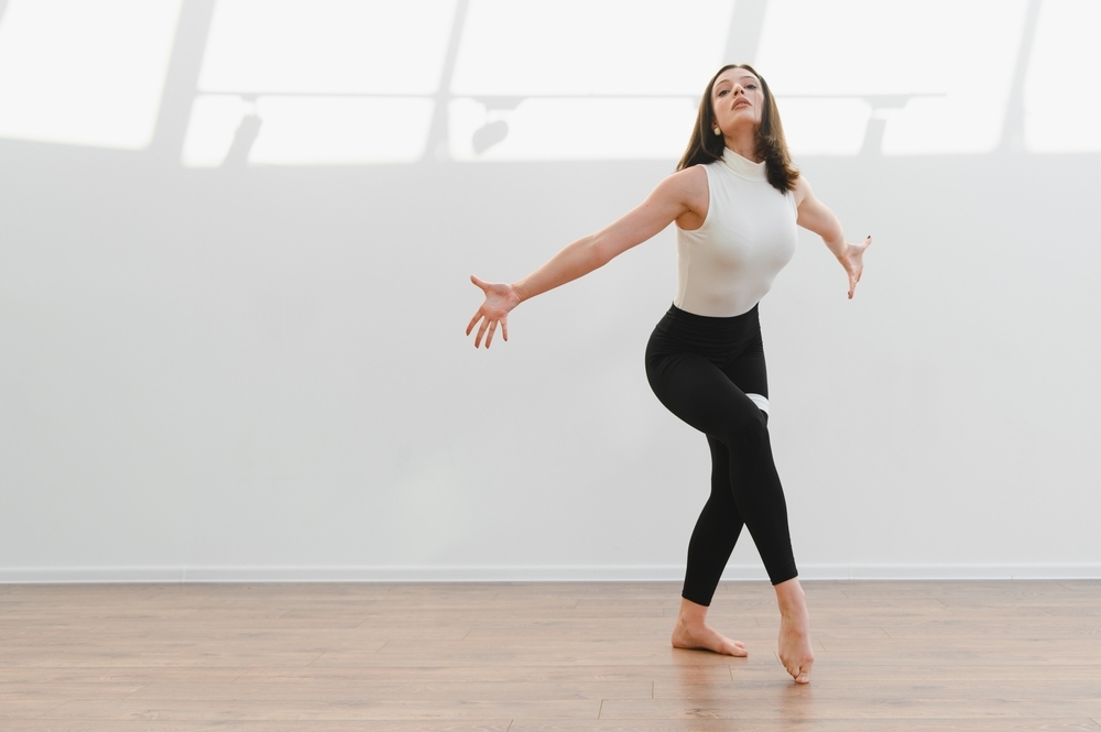 メリハリのある体型の女性がダンスの練習をする様子