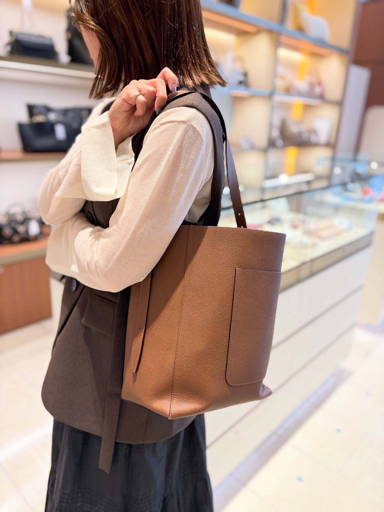 買い物をするバッグを持った女性