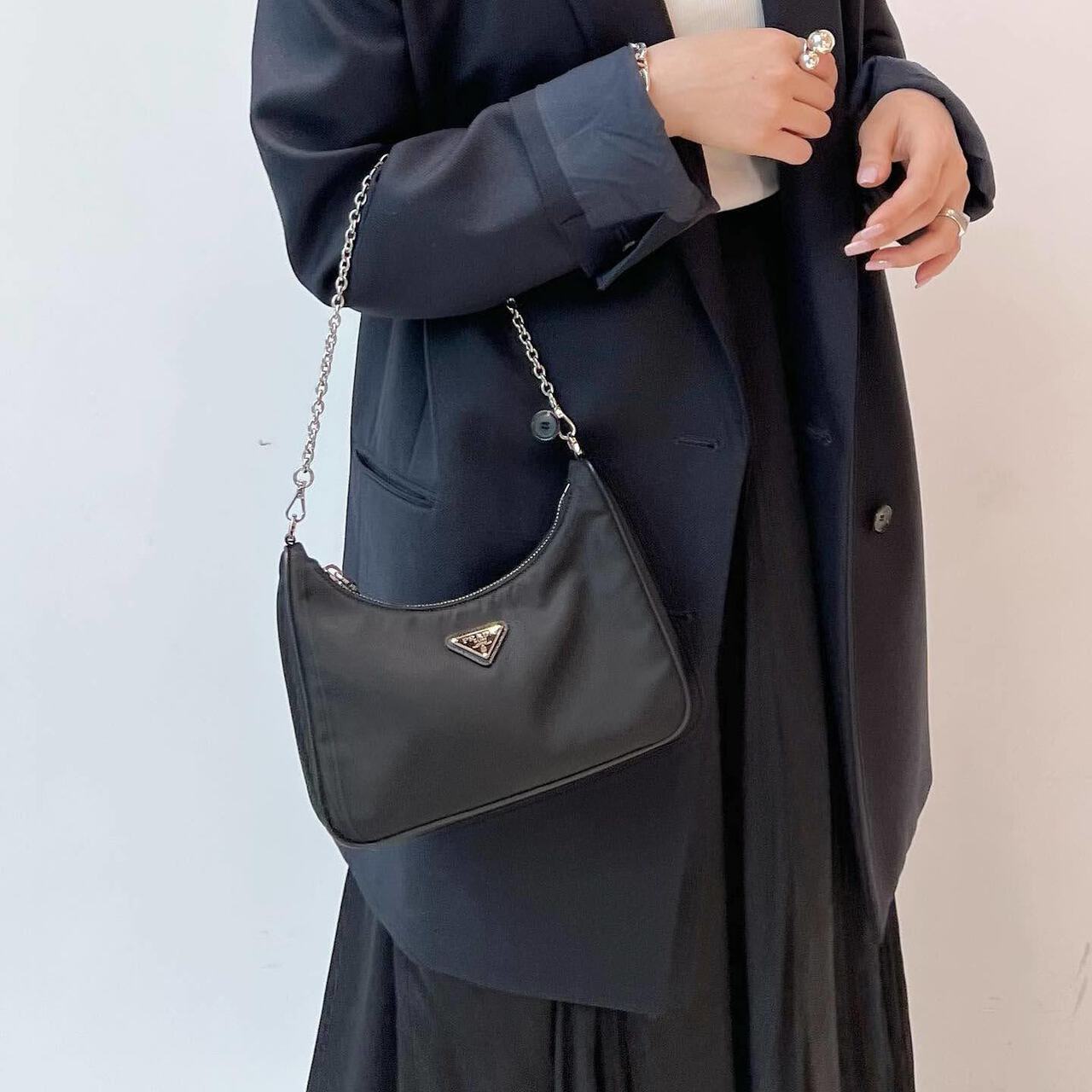 プラダのバッグを持った女性
