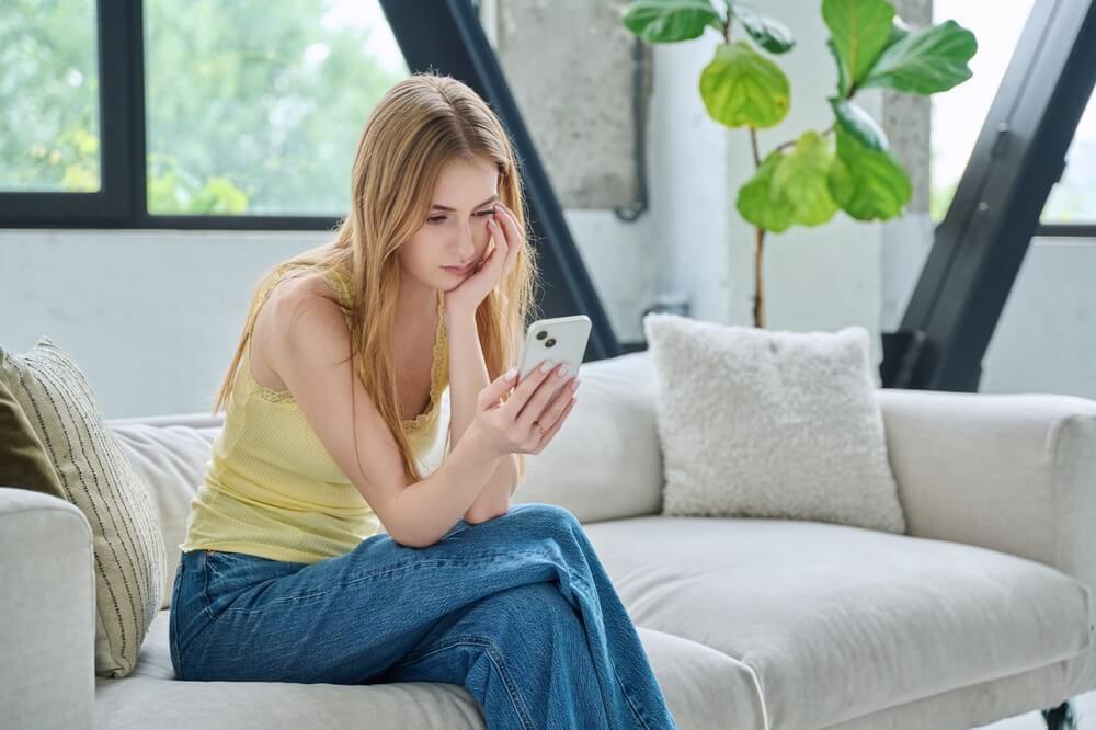 スマホを見る女性