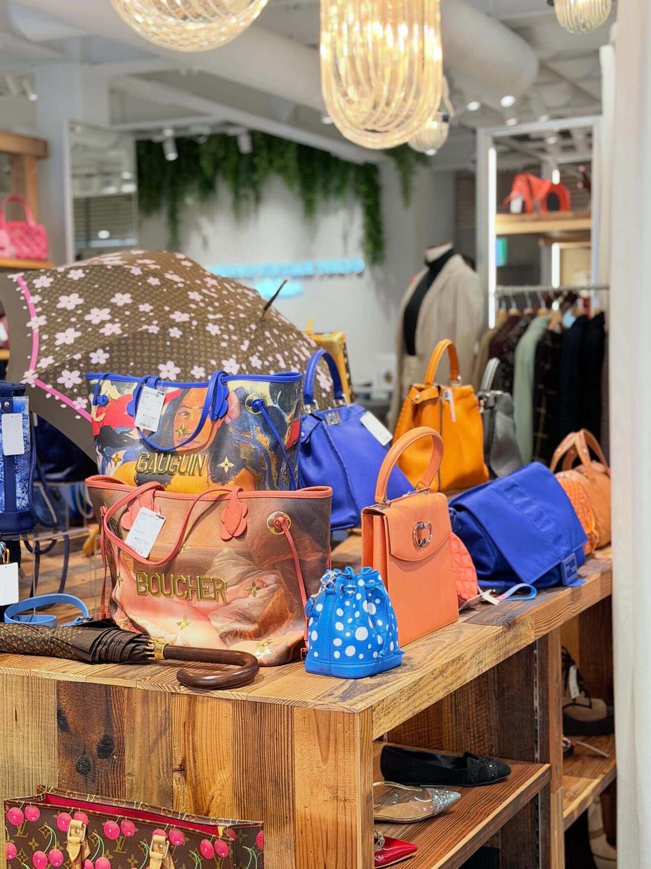さまざまなバッグが並ぶKOMEHYO VINTAGE TOKYO atelier