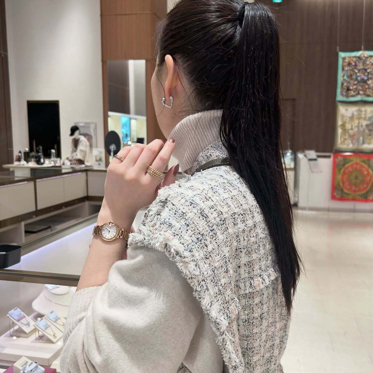 買い物をするピアスを着けた女性