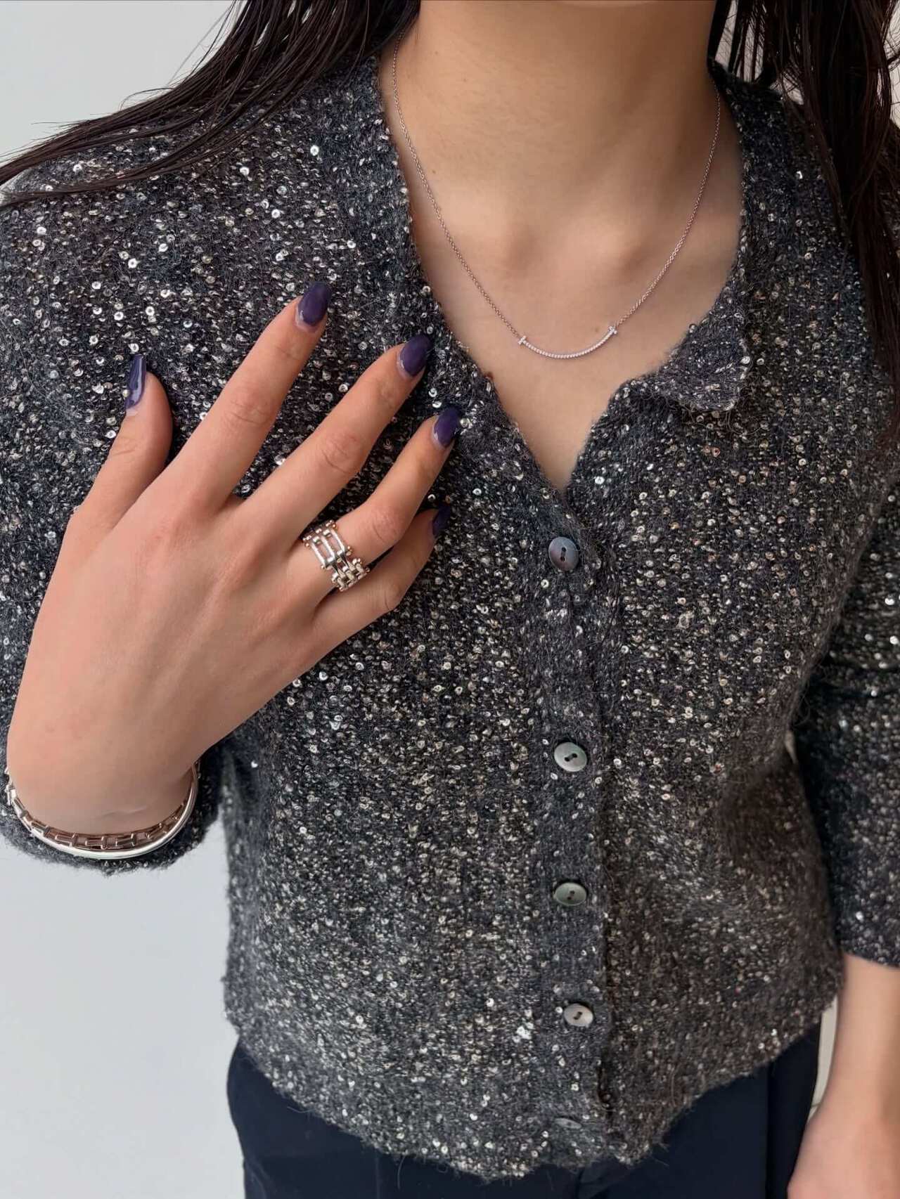 ティファニーのネックレスを着けた女性