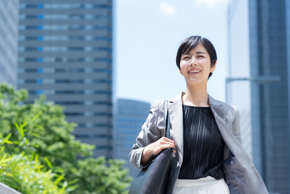 オフィス街を歩くスーツ姿の女性