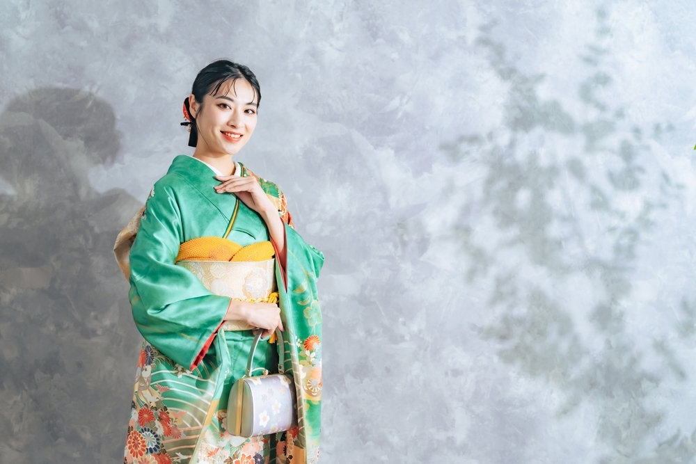 緑色の振袖を着た女性
