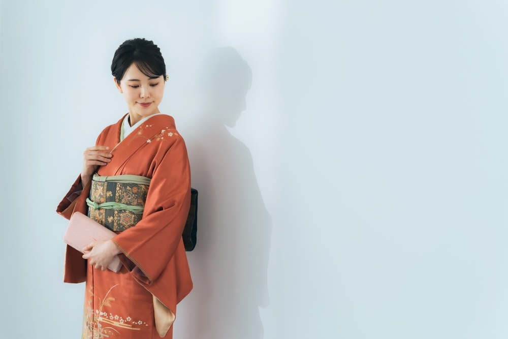ハンドバッグを持つ着物の女性