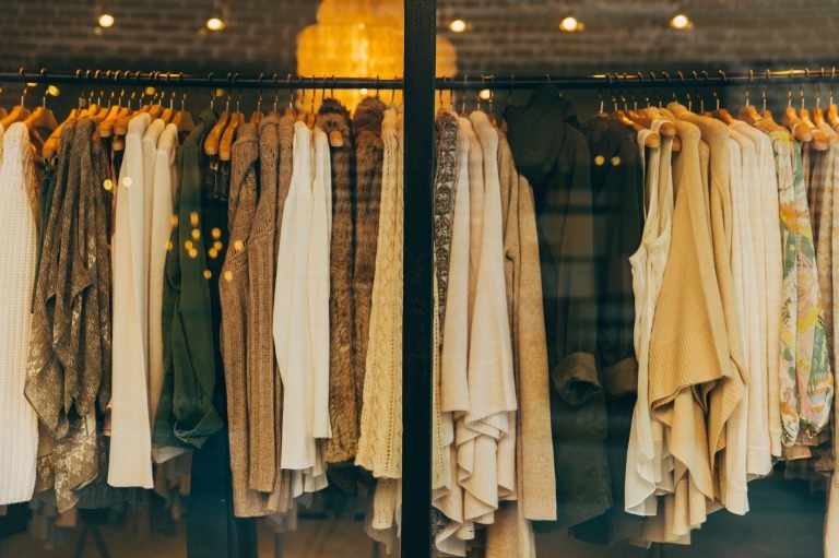 外から見たアパレルショップ