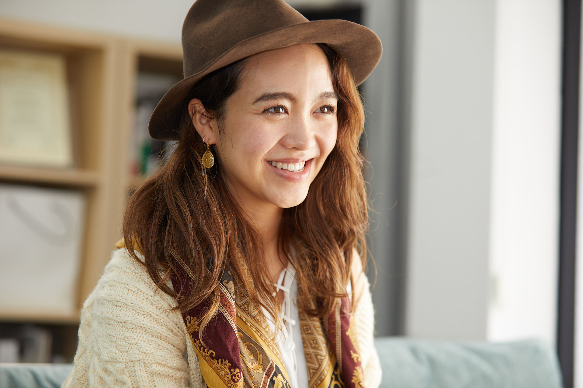 笑顔のエバンズ亜莉沙さんの横顔