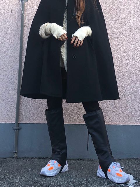 ブーツカバーを身に着けた女性