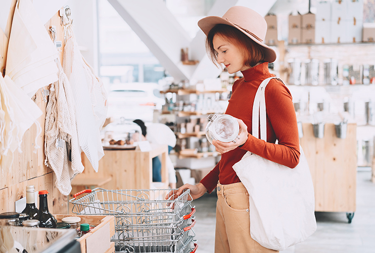 マイバッグを手に買い物する女性
