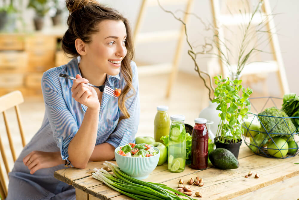 野菜を食べる女性