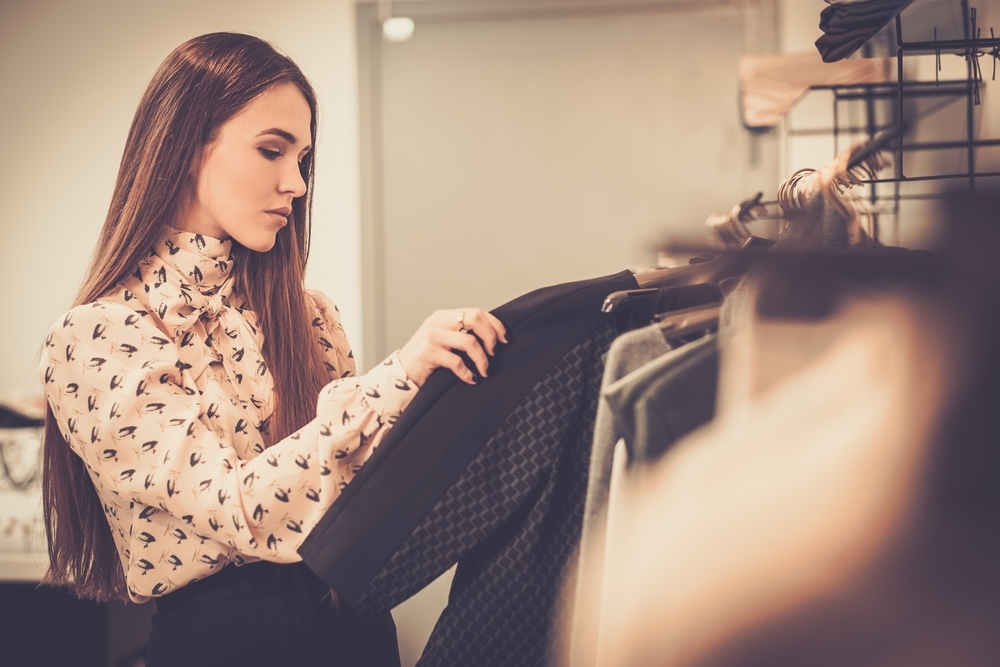 服を選ぶ女性