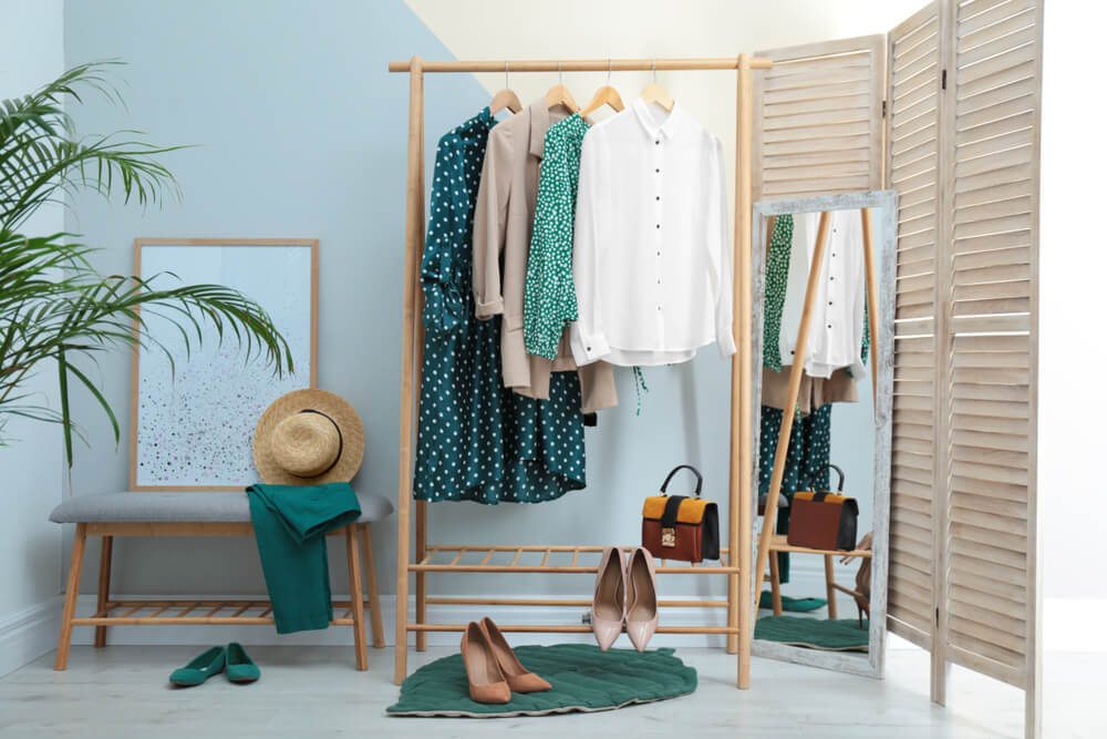 服と植物が置かれた室内