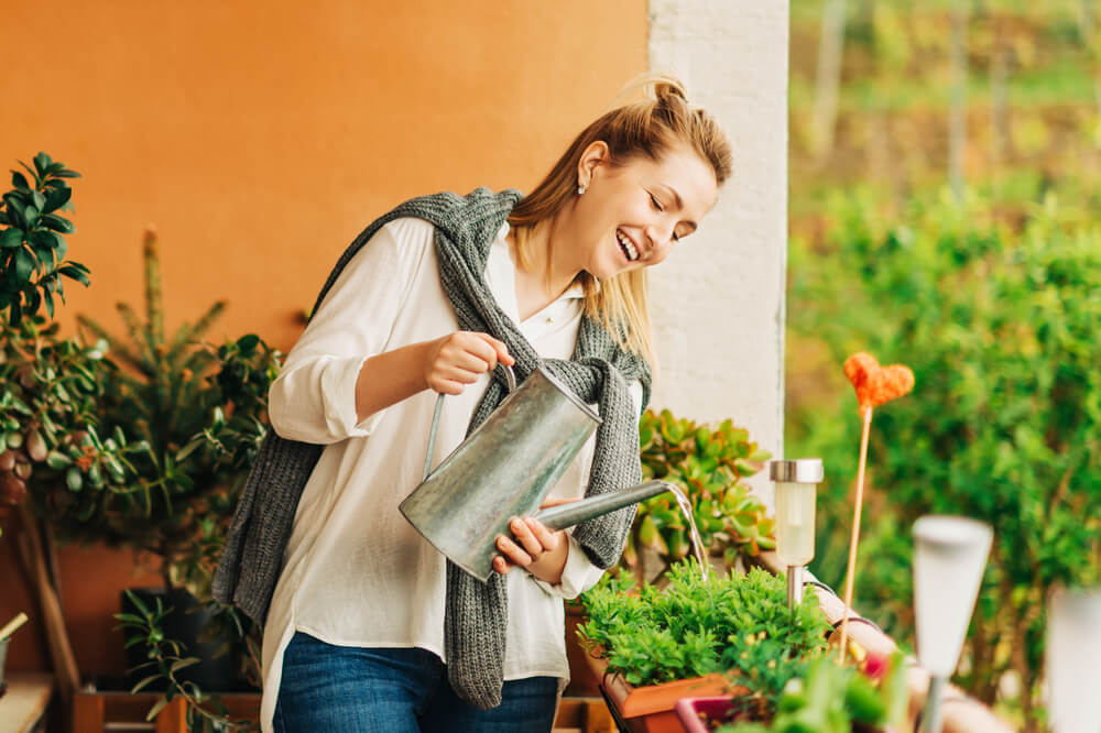 植物に水やりをする女性