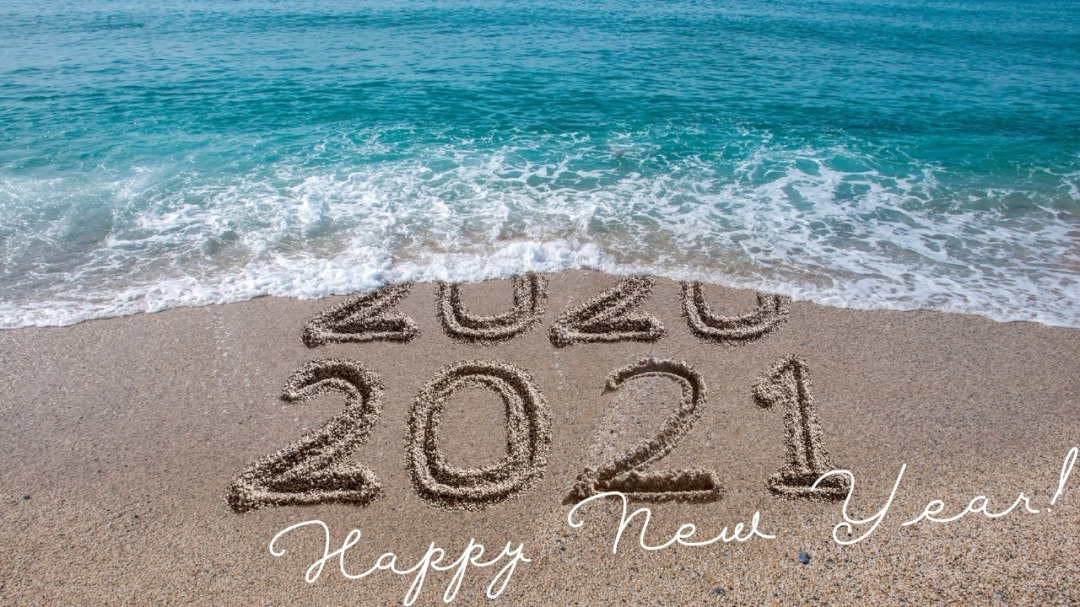 砂浜に2021年と書いた写真