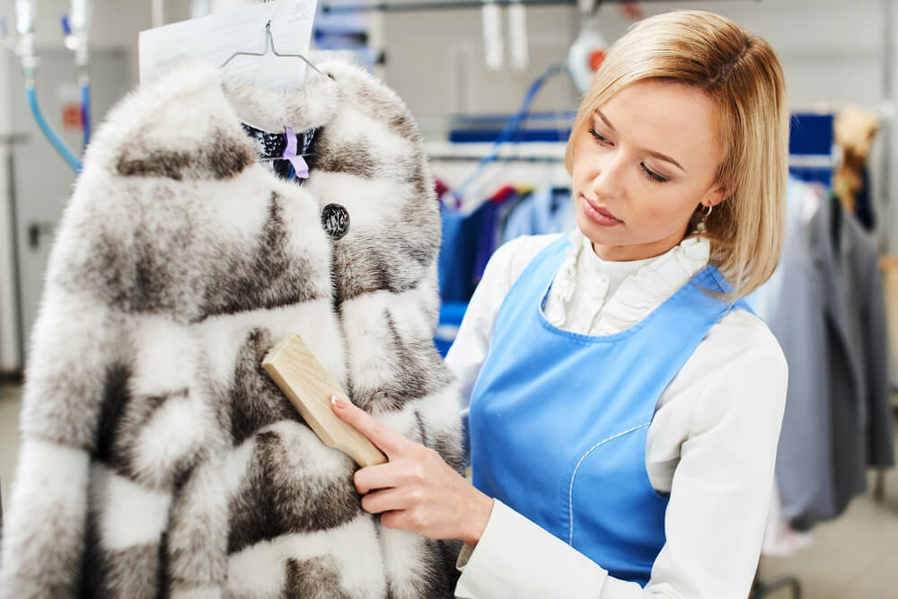 https://www.shutterstock.com/ja/image-photo/laundry-worker-process-cleaning-fur-brush-423294193