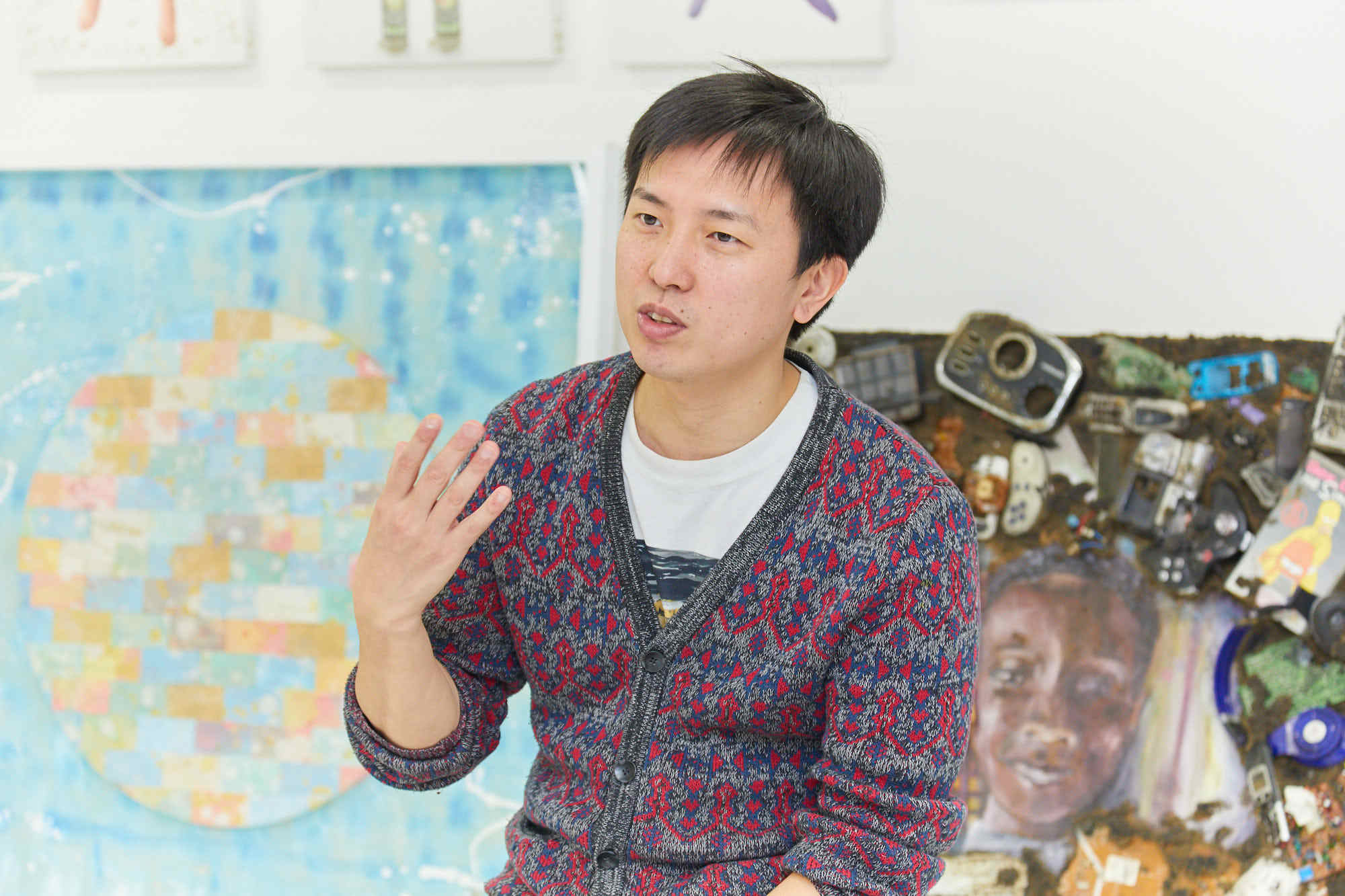 インタビューに答えるMAGOさん