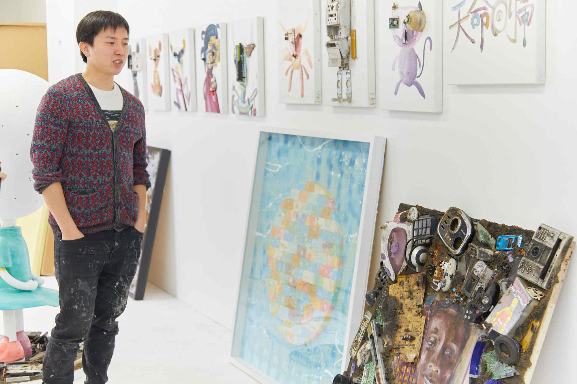 アトリエで作品を眺めるMAGOさん