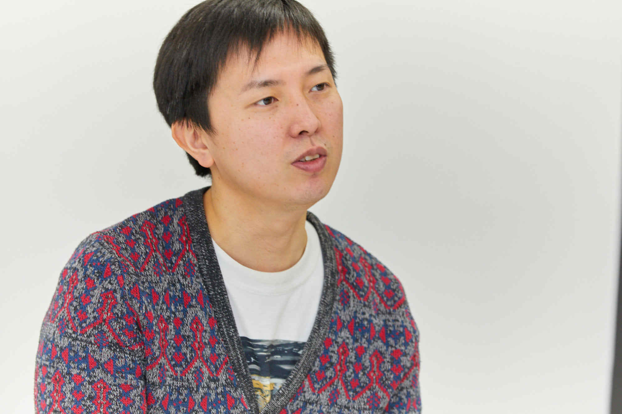 インタビューに答えるMAGOさん
