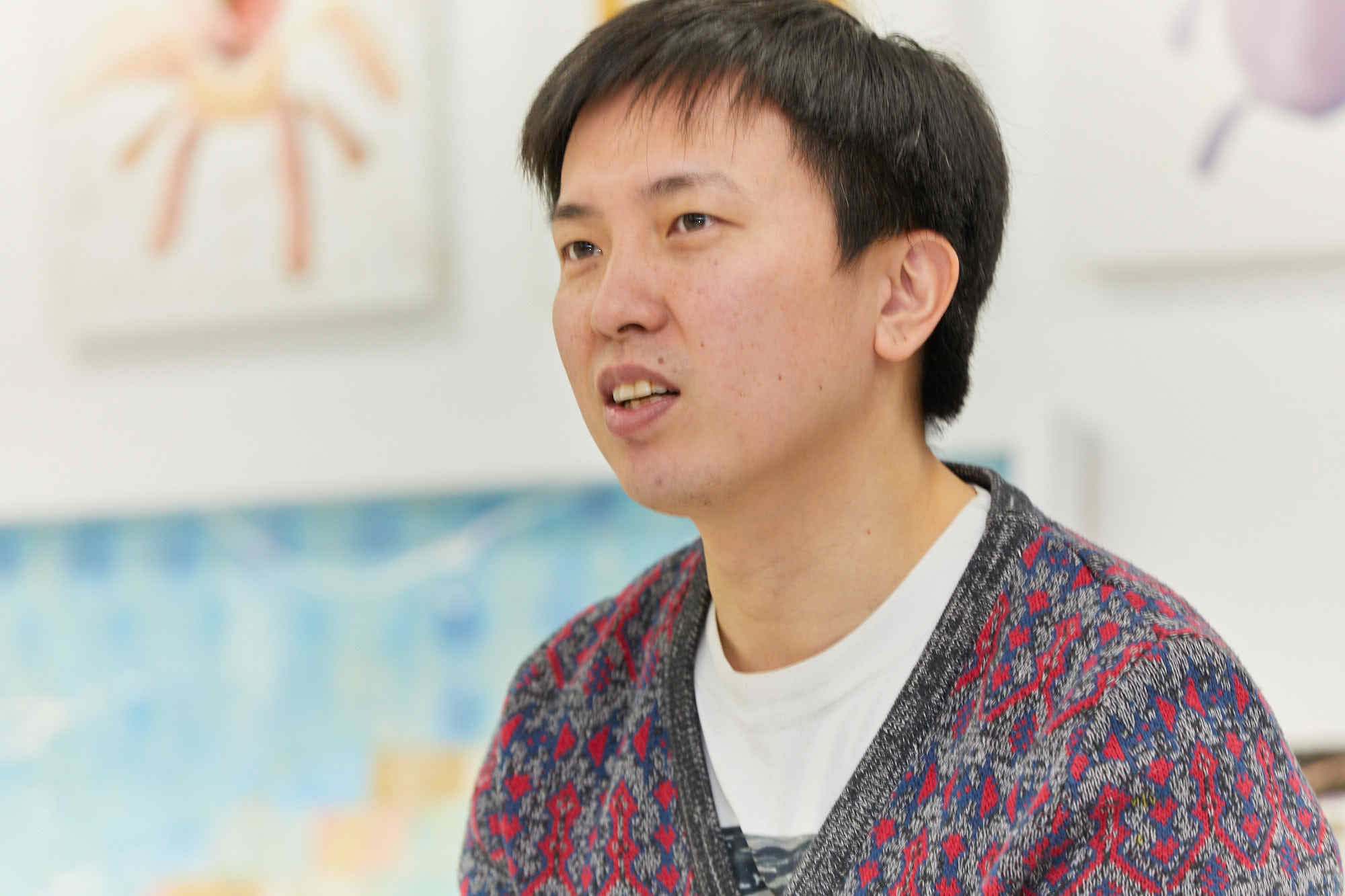 インタビューに答えるMAGOさん