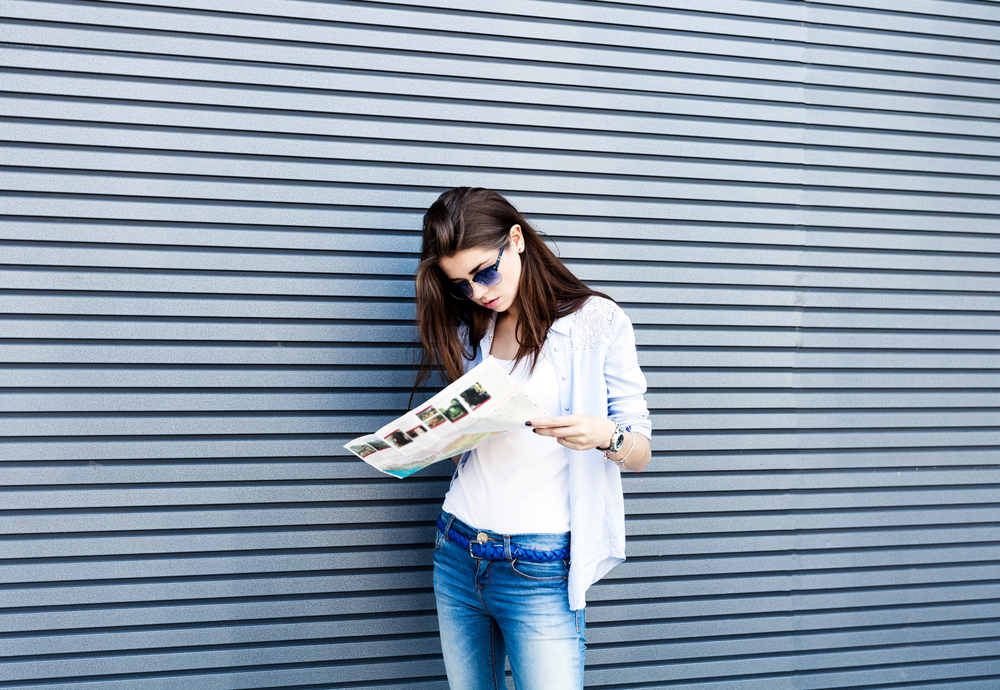 読み物を手にする女性