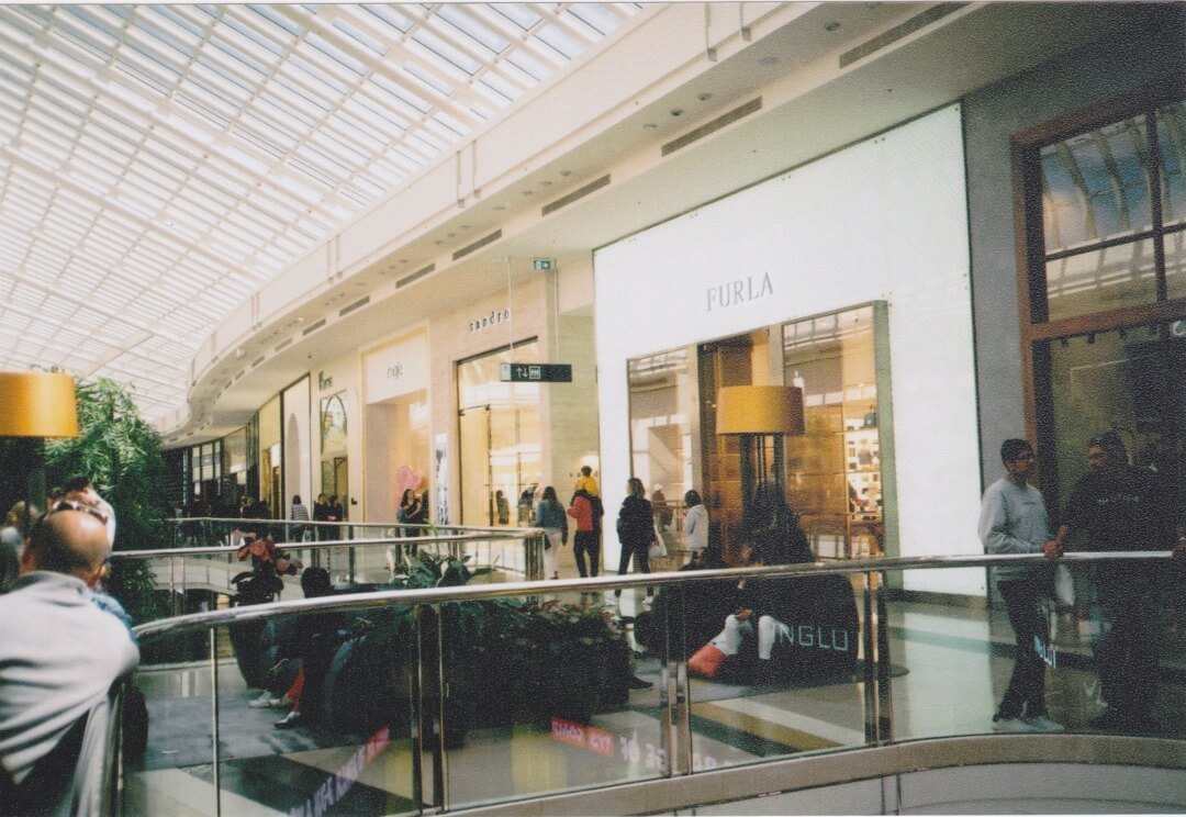 モール内のFURLAの店舗外観