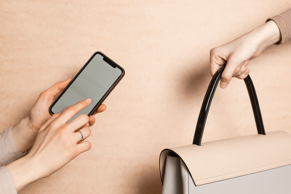 スマートフォンでハイブランドのバッグを撮影