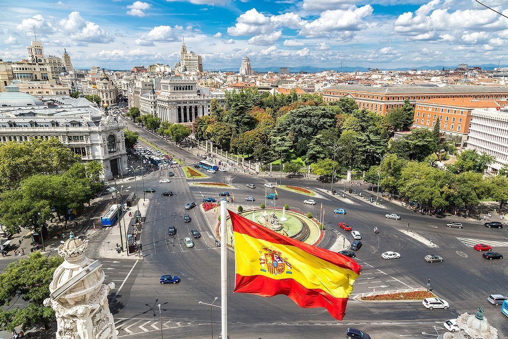 スペインの国旗と街並み