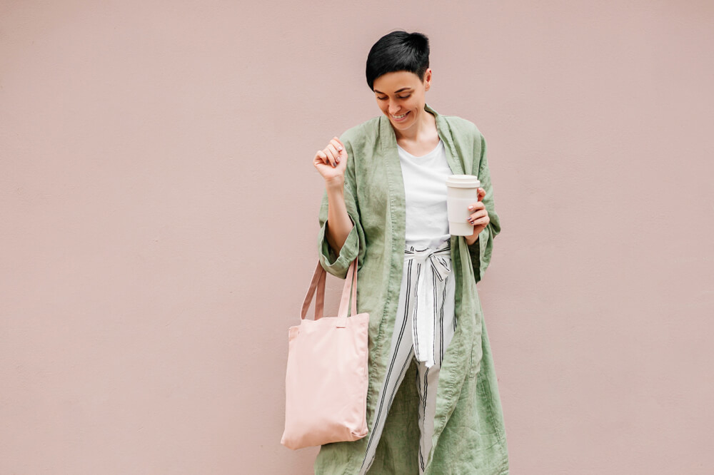 買い物中の女性