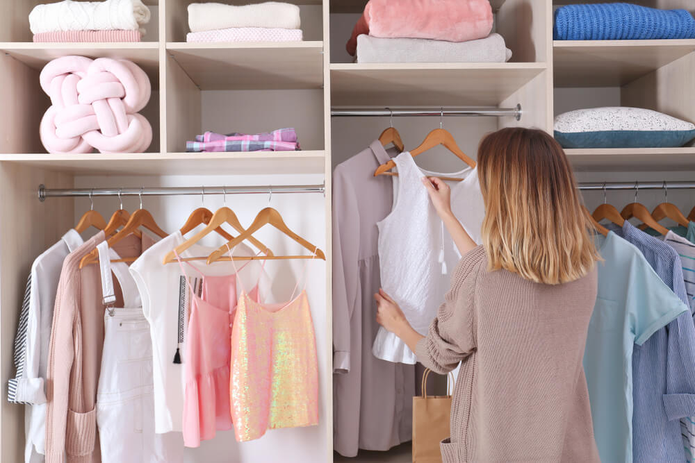 クローゼットから服を取り出す女性