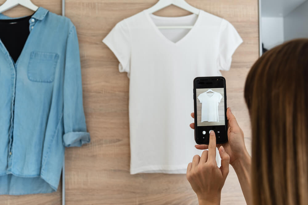 Tシャツの写真を撮る女性