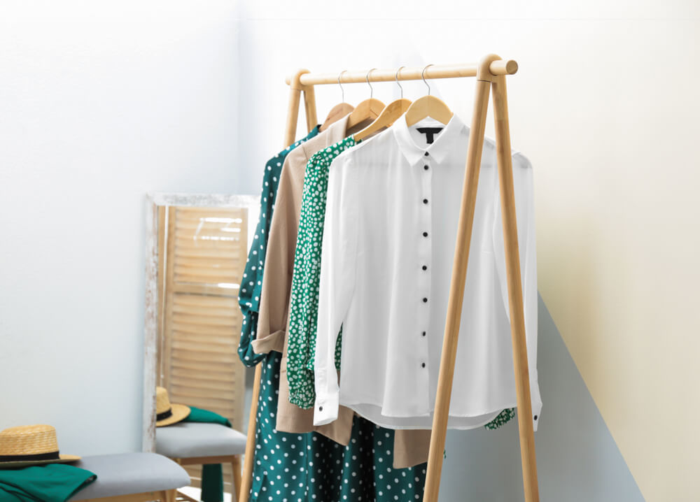 洋服掛けにかけられた服