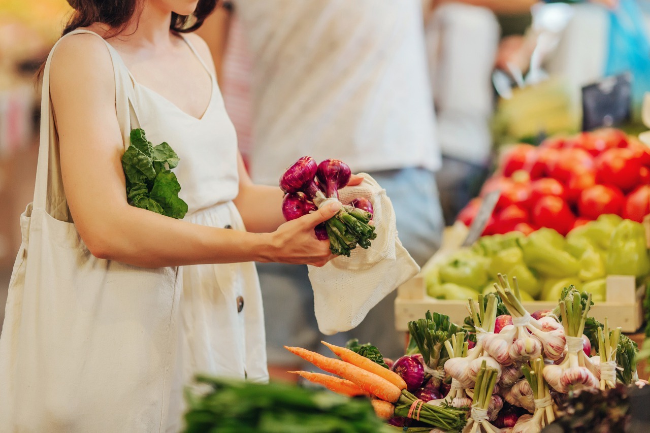 女性がお店で野菜を手に取る様子