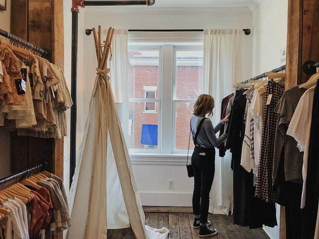 ナチュラルカラーの店内でショッピングする女性