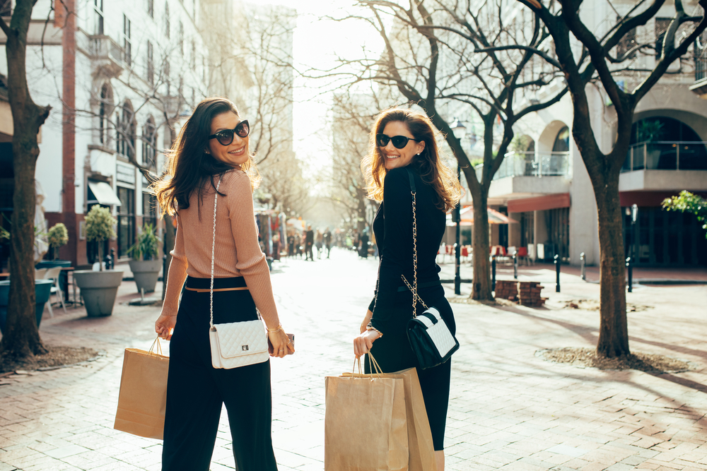 買い物を楽しむ2人の女性