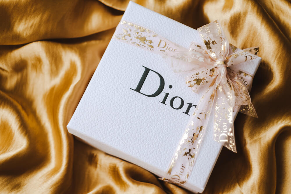 ラッピング済みのDiorの白いボックス