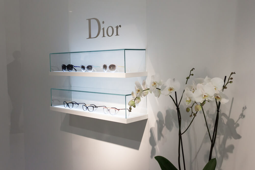 Diorアイウェアのショーケースと蘭