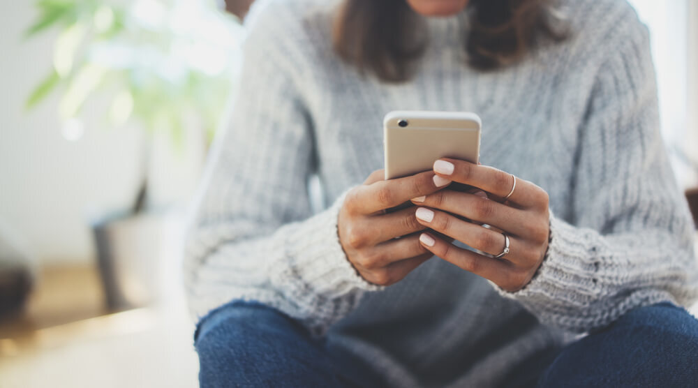 スマートフォンを見る女性