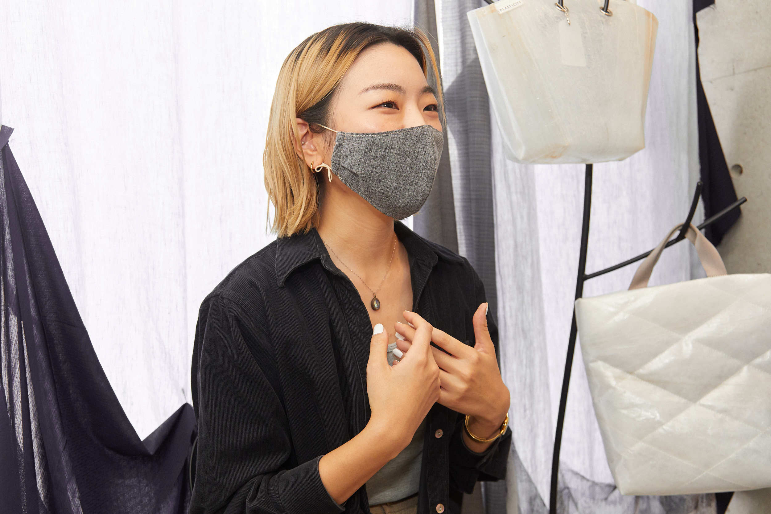話す女性