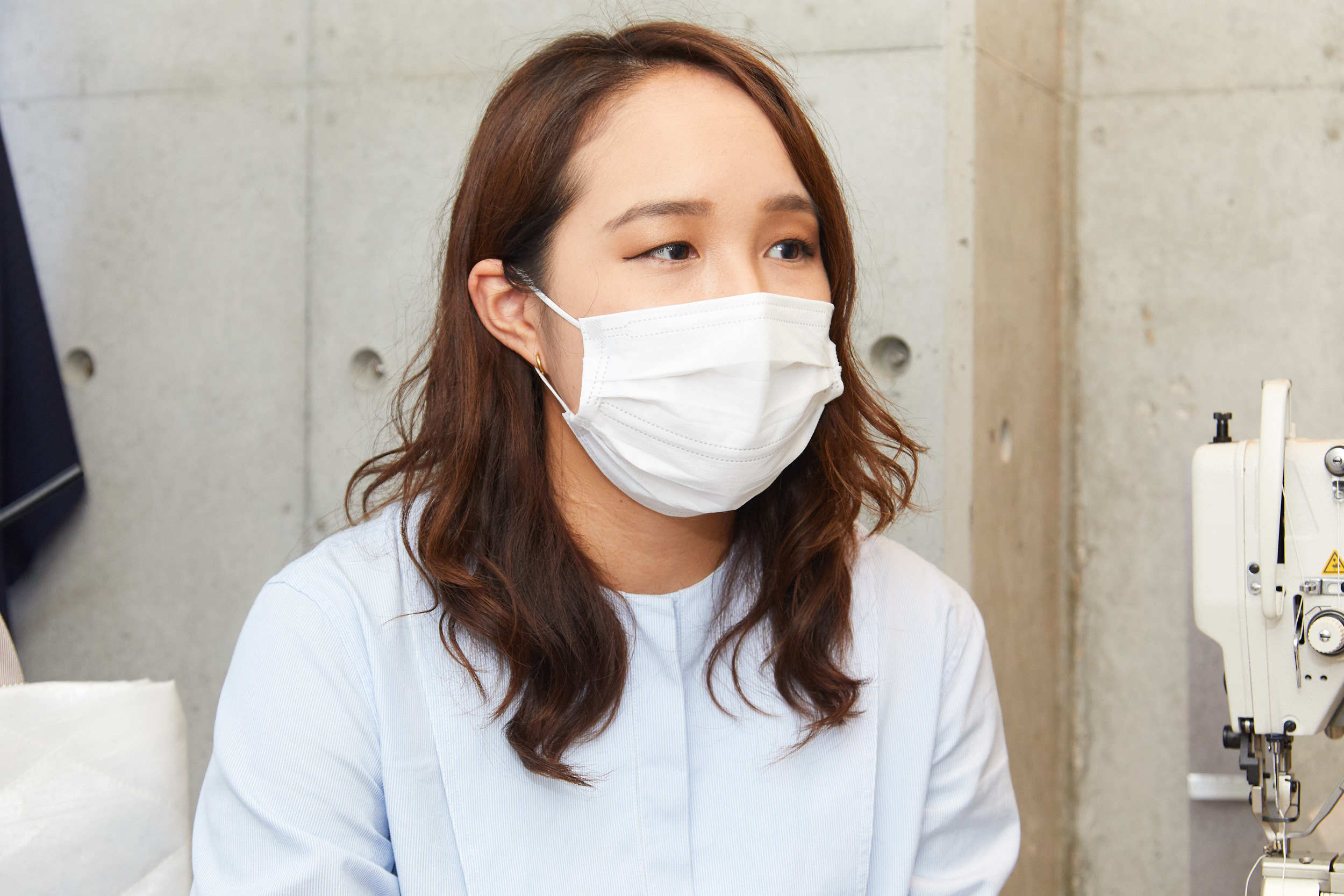 話す女性
