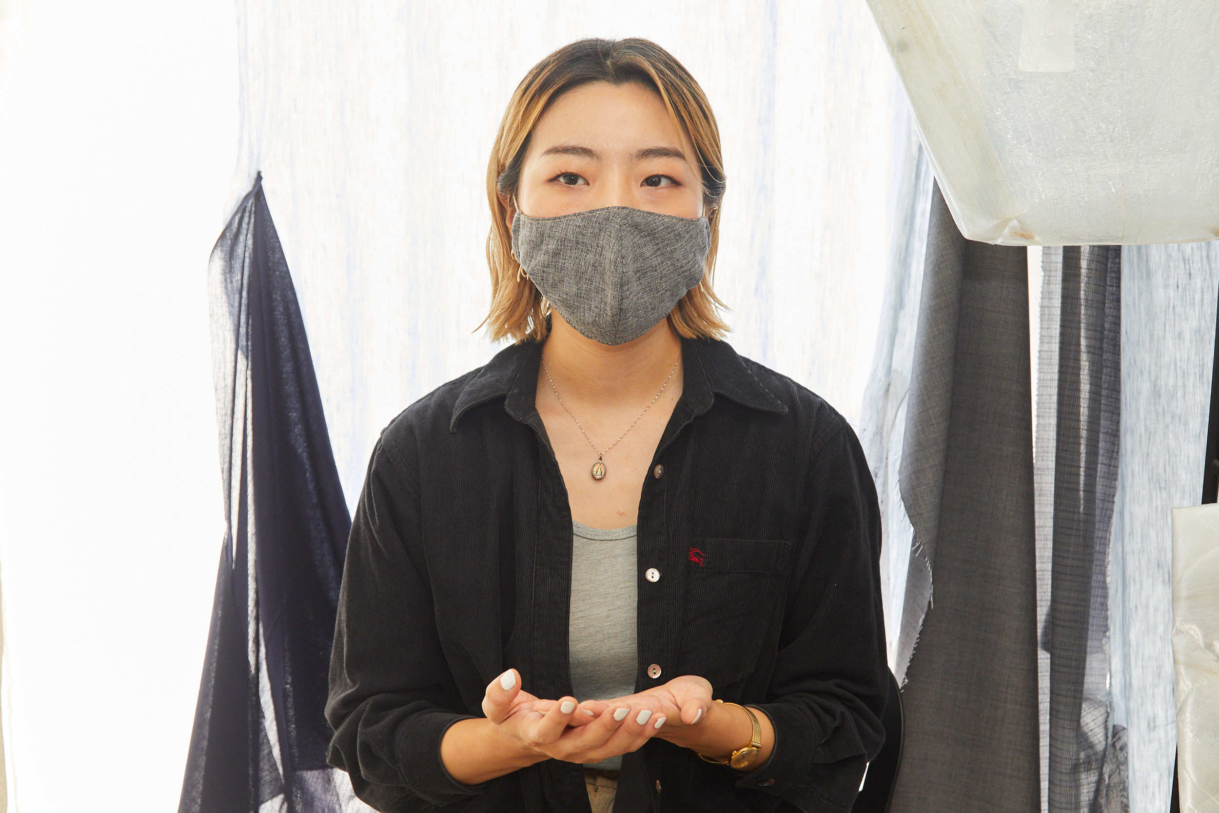話す女性
