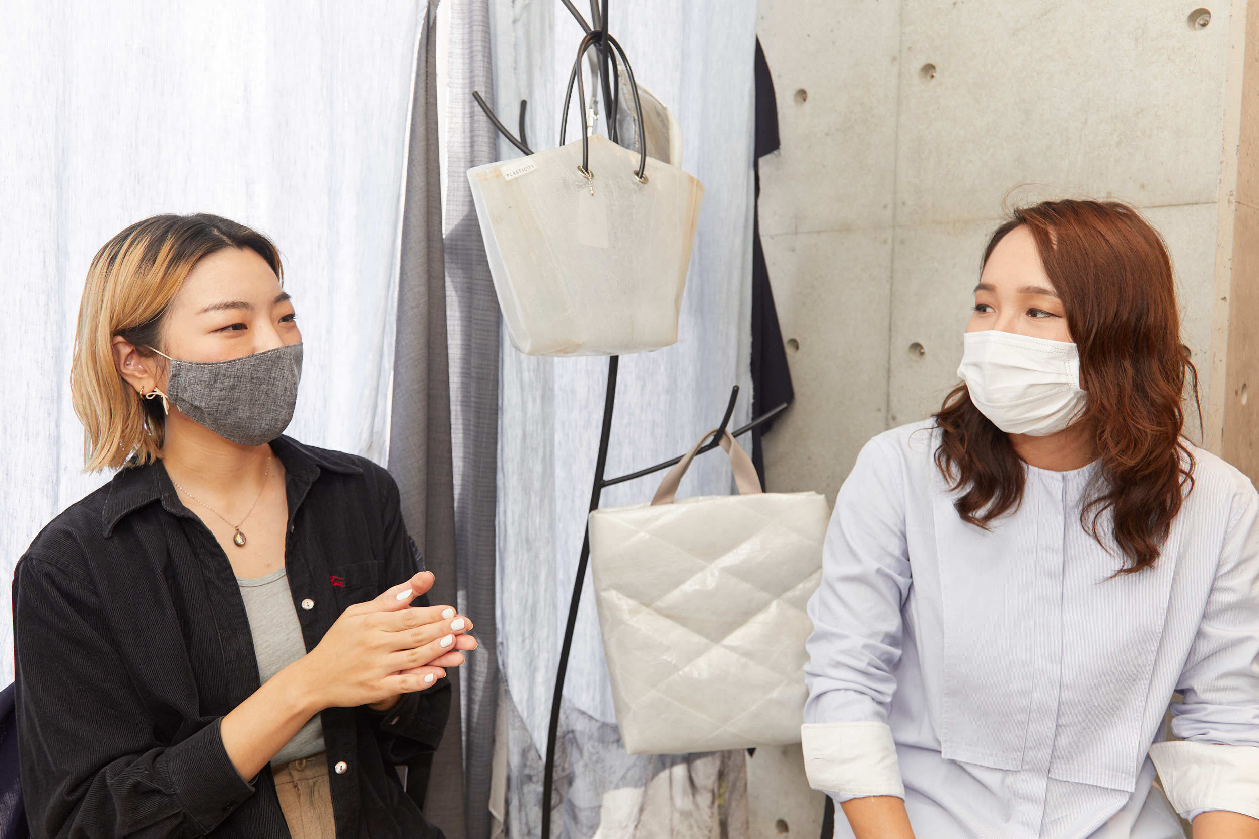 話す女性2人