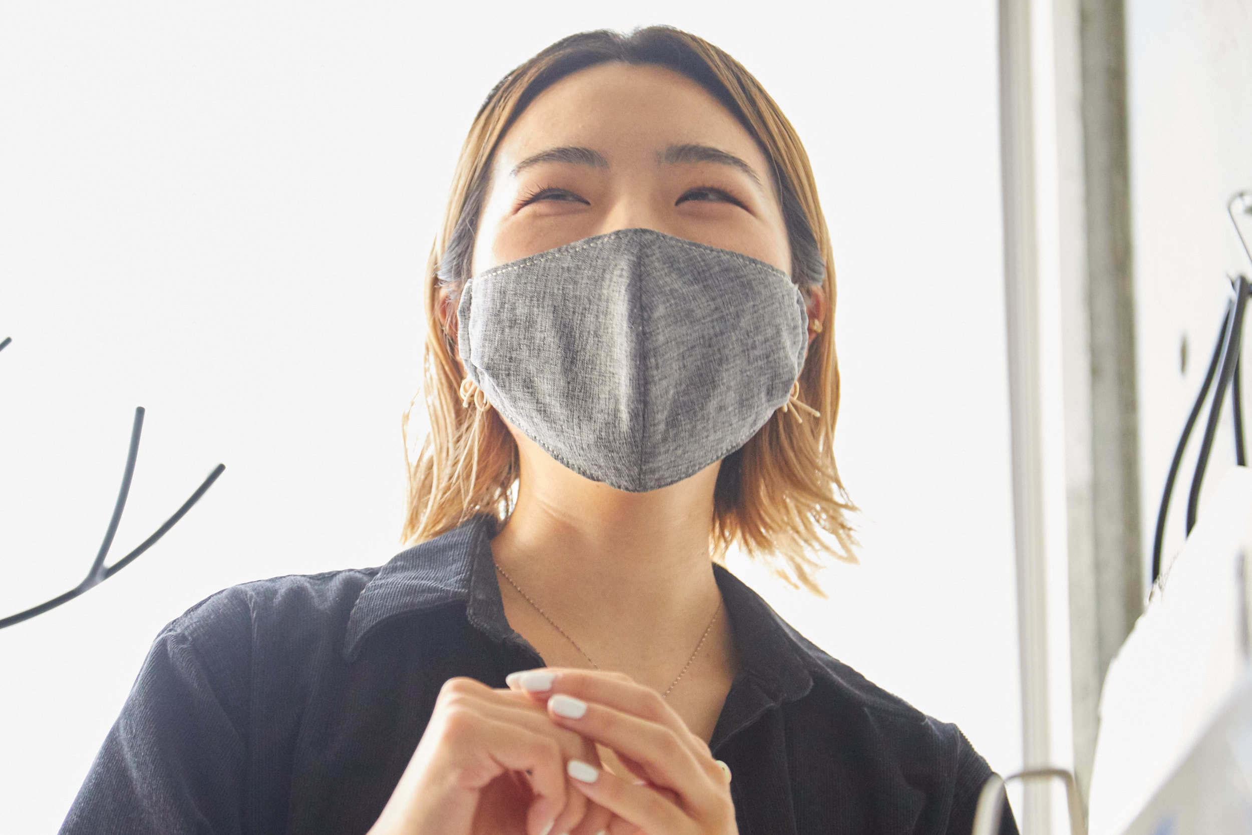 話す女性