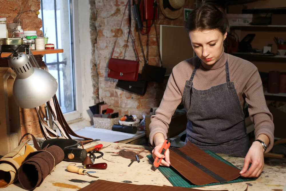 アトリエで作業する女性職人