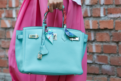 【おしゃれにアレンジ♪】HERMES ツイリー まるでアートなエルメスのツイリー。おしゃれに身に着ける活用法